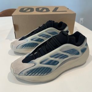 Yeezy 700 V3 Kyanite GY0260 size 10.5
